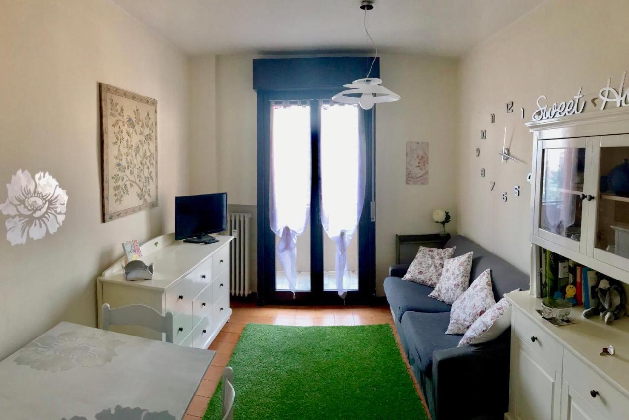 Peony Apartment, Bi-Locale A Due Passi Dal Centro Di Modena Luaran gambar